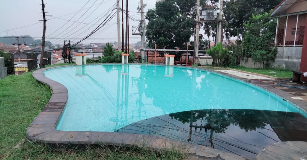 kolam renang dengan desain mewah dan sistem over flow.