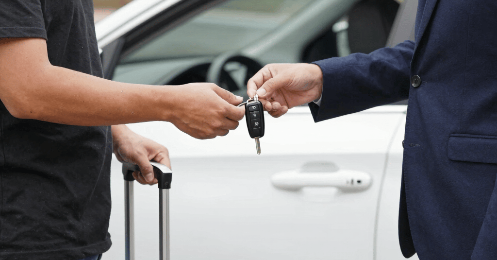 un homme loue une voiture