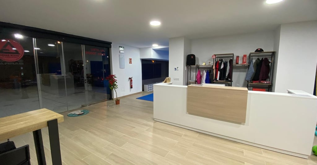 Recepción y tienda de Gracie Barra Bormujos