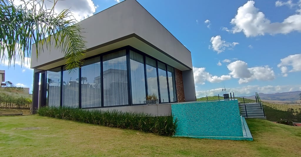 Casa Moderna com Piscina de Borda Infinita