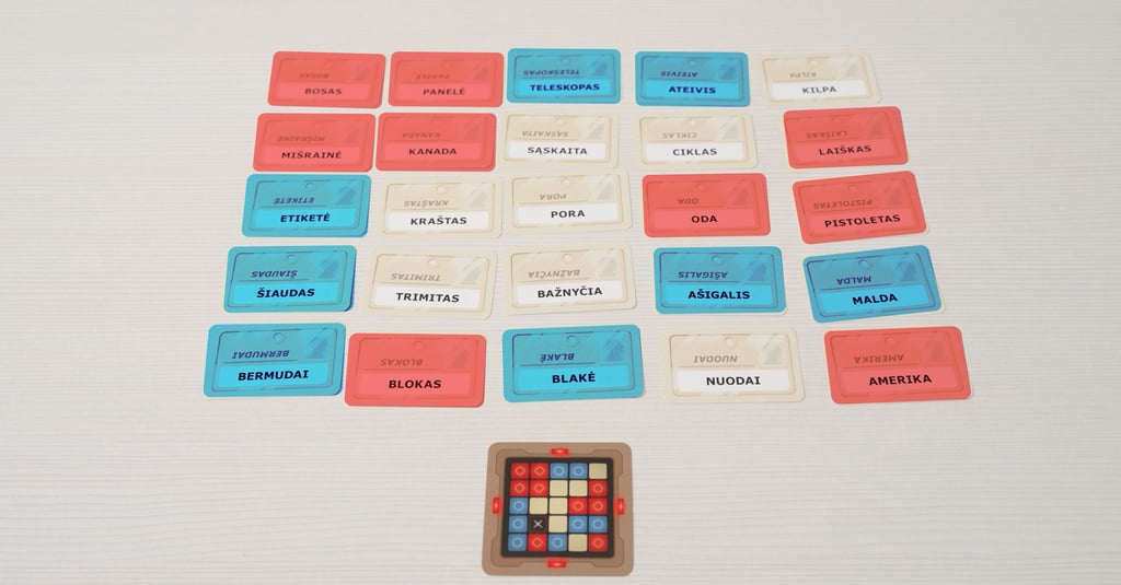 Ant stalo sudėtos Codenames žaidimo kortos
