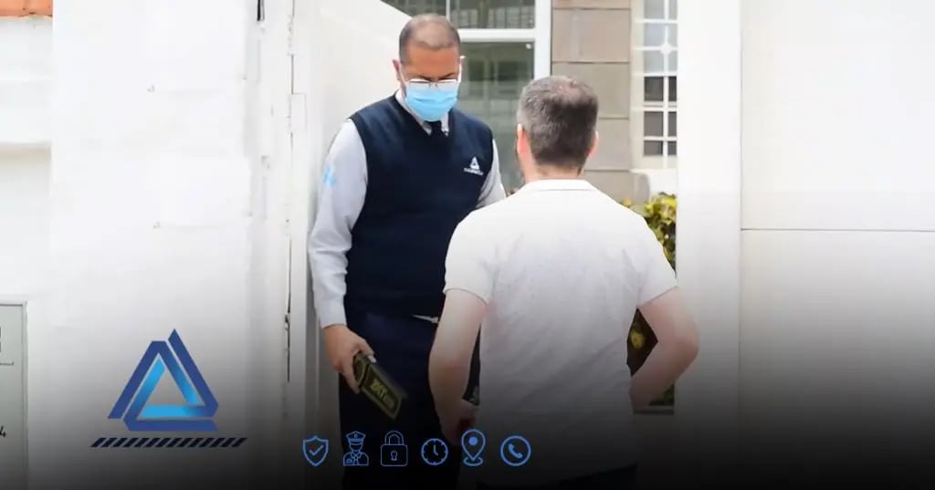 Agente de seguridad privada realizando control de acceso en una empresa de Lima