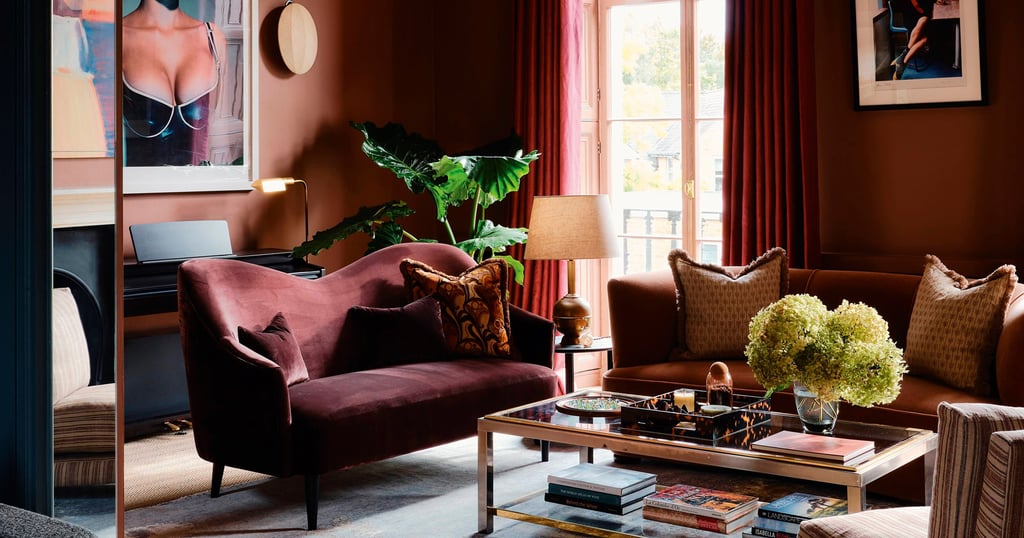 Nowoczesny salon w ciemnych brązach. Tapicerowane, miękkie meble dodają efekt luksusu i wygody