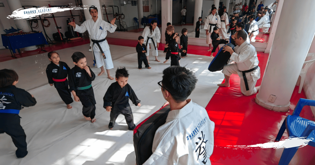 niños en edad temprana haciendo karate en sharks academy en narvarte
