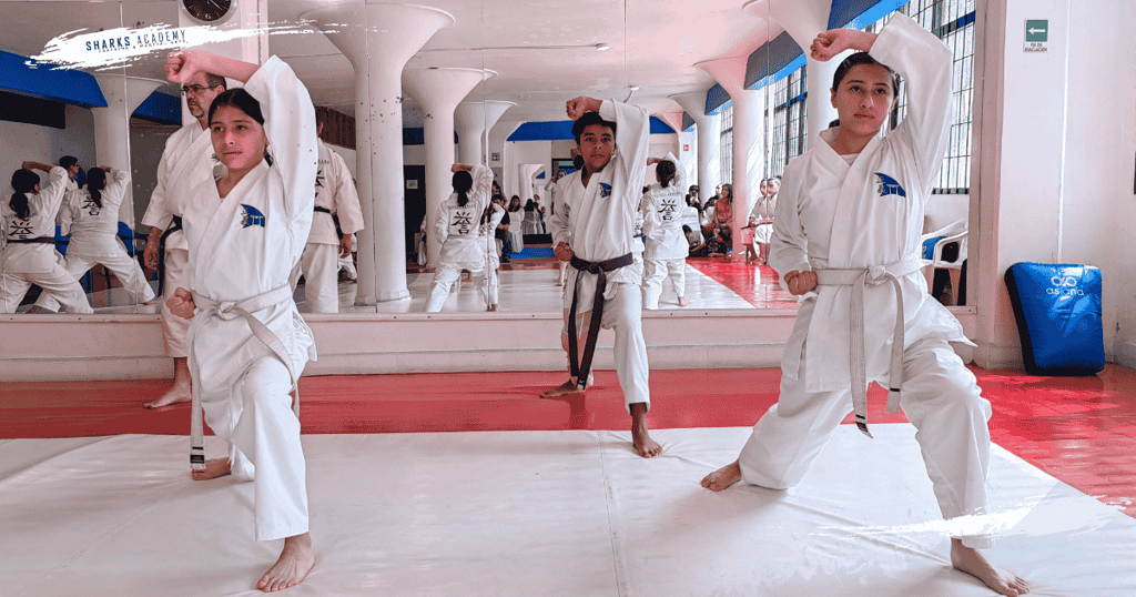 Estudiantes de karate durante examen en Sharks Academy, Narvarte CDMX.
