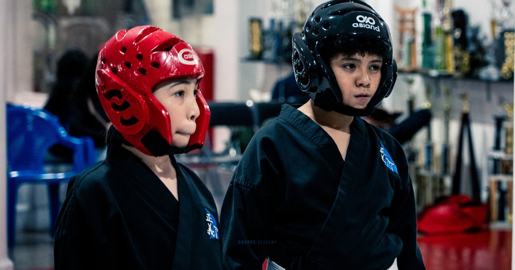 Niños con uniformes de combate preparados para hacer point fighting en narvarte