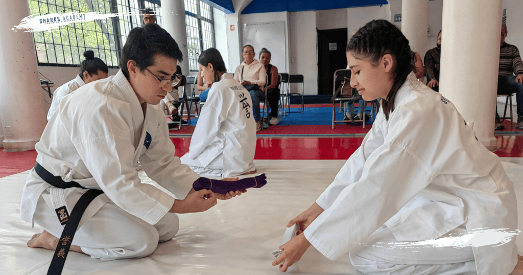 Alumna de karate recibiendo su nueva cinta despues de un examen de karate en narvarte