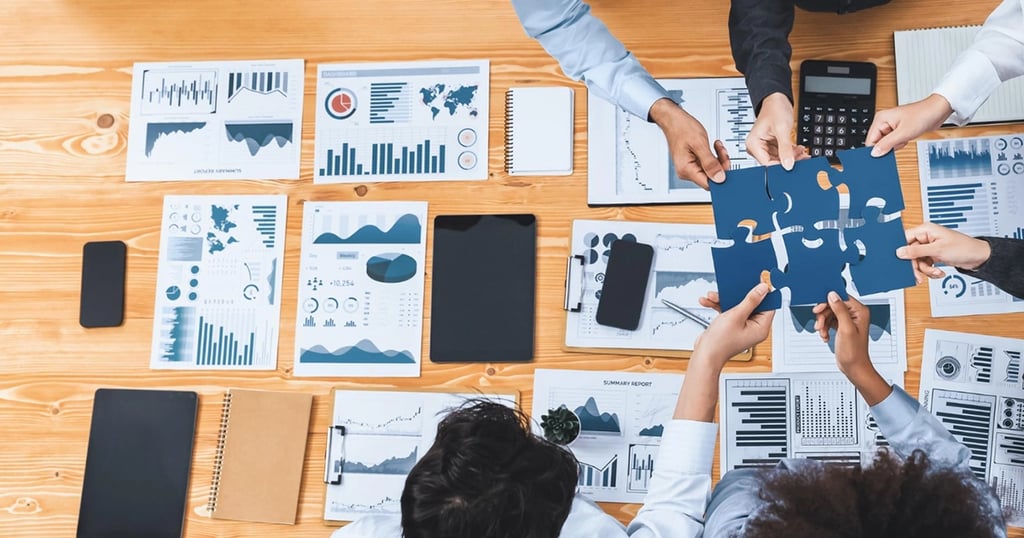 Personas trabajando en orden de una empresa