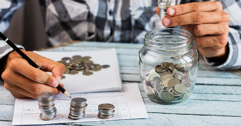 Un hombre calculando que va al ahorro y que va al consumo