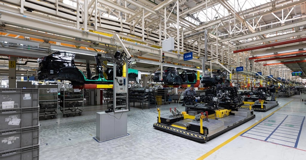 Línea de producción automotriz, con economía de escala