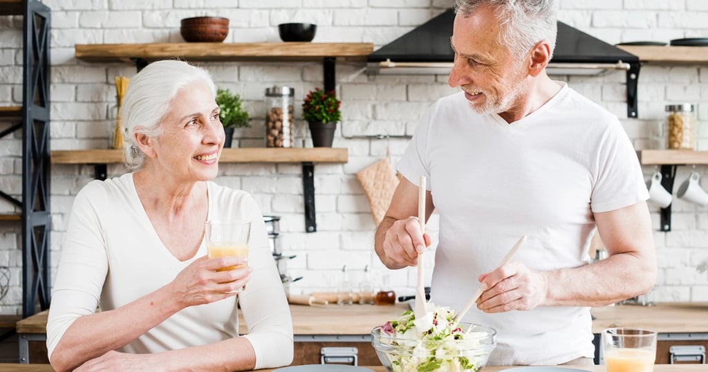 Pareja de adultos con una alimentación equilibrada, es vital para en envejecimiento