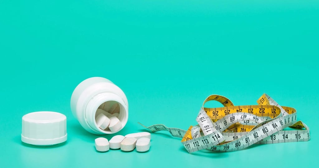 Suplementos junto a cinta métrica, pérdida de peso