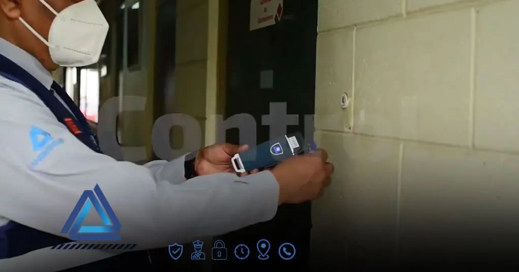 Control de acceso empresarial realizado por agente de seguridad en una empresa de Lima