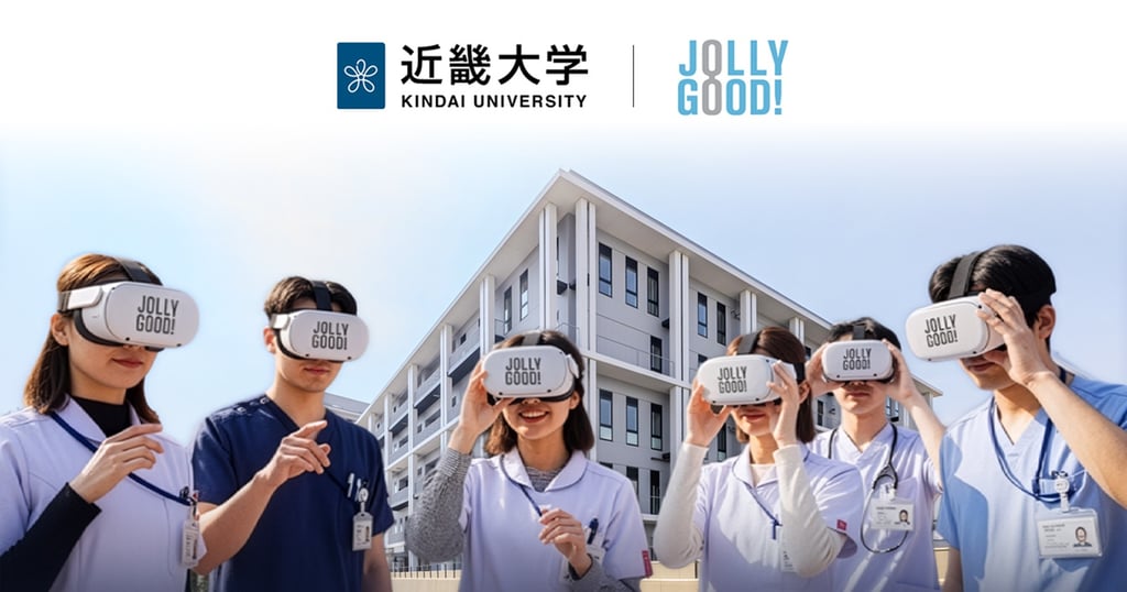 近畿大学おおさかメディカルキャンパスの前で医療系学生がジョリーグッド社のVRゴーグル「JOLLYGOOD+」を装着して体験している様子　近畿大学とジョリーグッドのロゴ入り｜堺市のニュースならサカイタイムズ