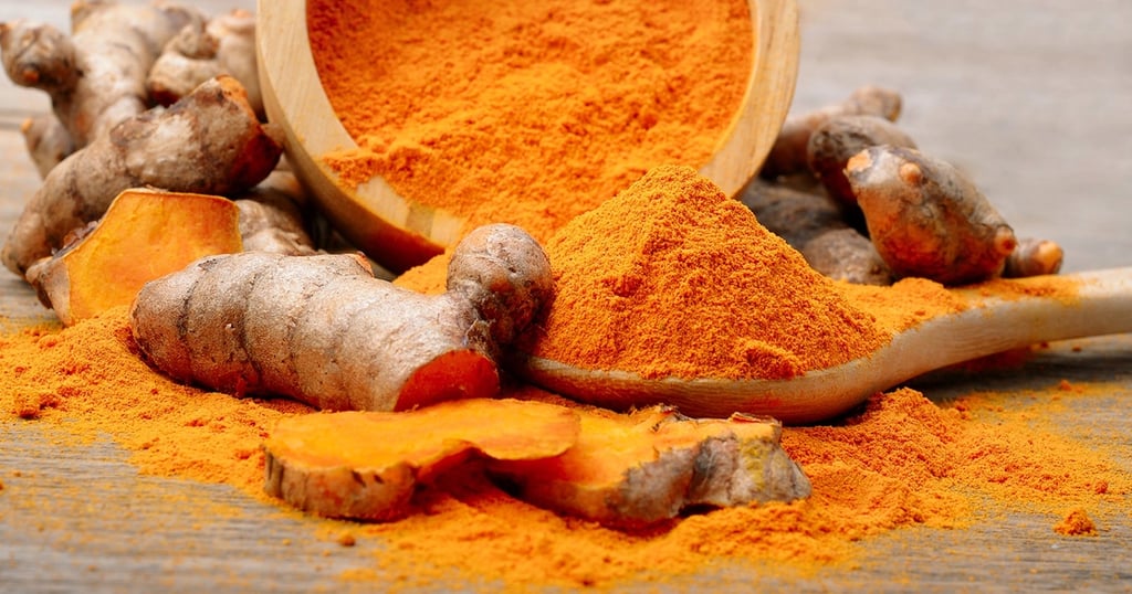 Polvo de cúrcuma, rico en curcumina y tumerona