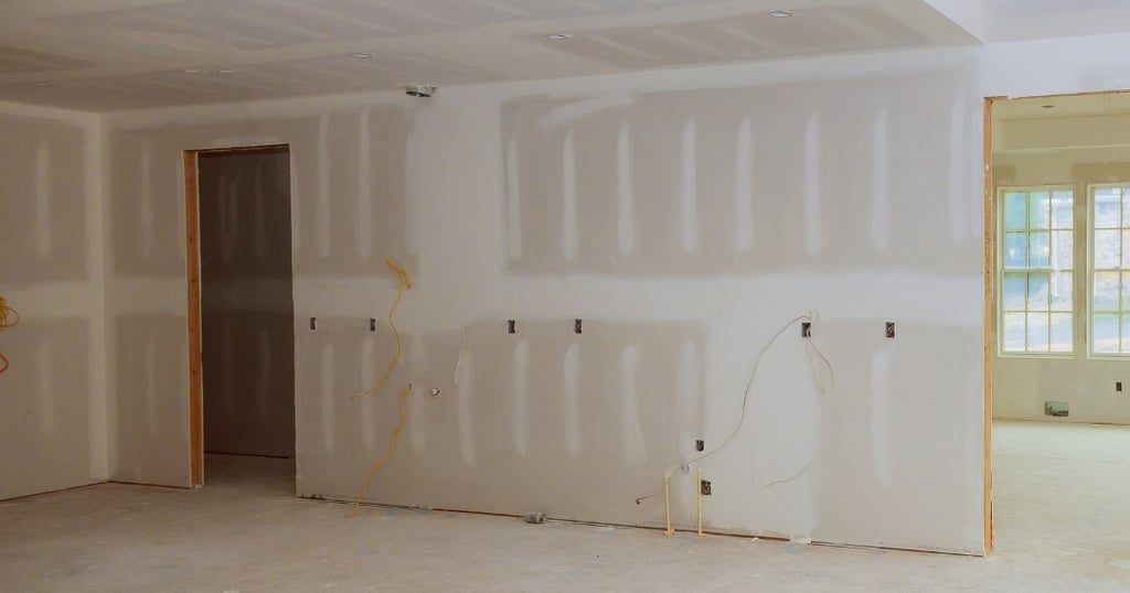 Obra en proceso de reforma integral en Valencia con materiales modernos y diseño eficiente.