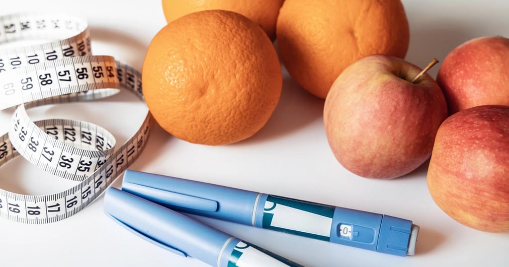 Jeringas antagonistas glp1 más frutas y una cinta métrica, alerta de desnutrición en tratamientos
