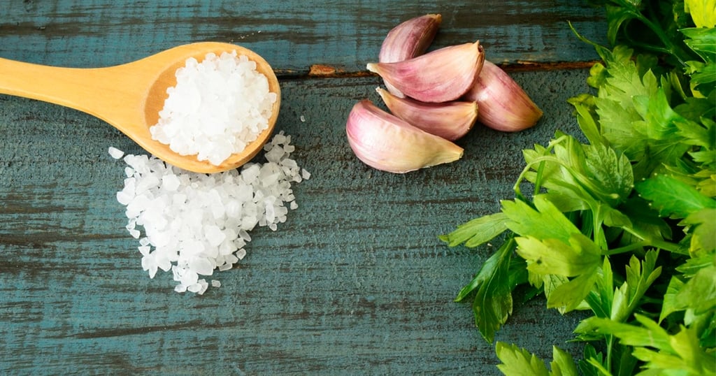 Sal de mesa, dientes de ajo y perejil, el perejil puede ser sustituto de la sal de mesa