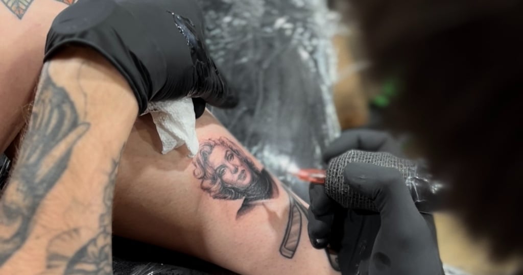 Detalus marilyn monroe portretas ant odos. Ka daryti prieš darantis tatuiruotę