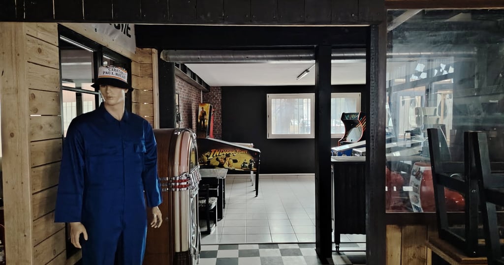 Vue panoramique de la salle d'arcade de L’Entrepotes Conceptstore avec ses bornes rétro et son décor