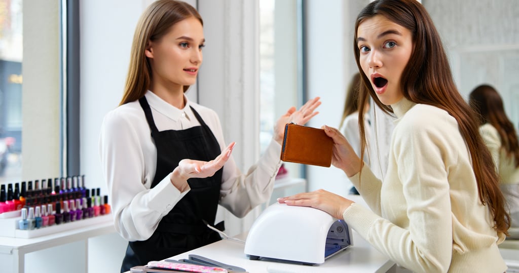 cliente con faccia sorpresa e un portafoglio di cuoio in mano mentre sorpresa paga la sua estetista 