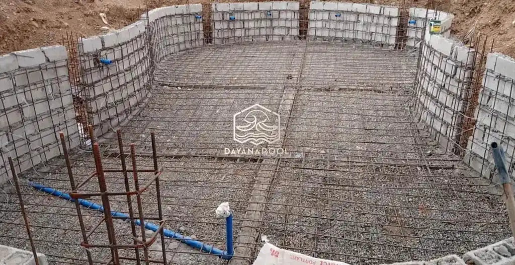 proses pembangunan kolam renang berbentuk lingkaran.