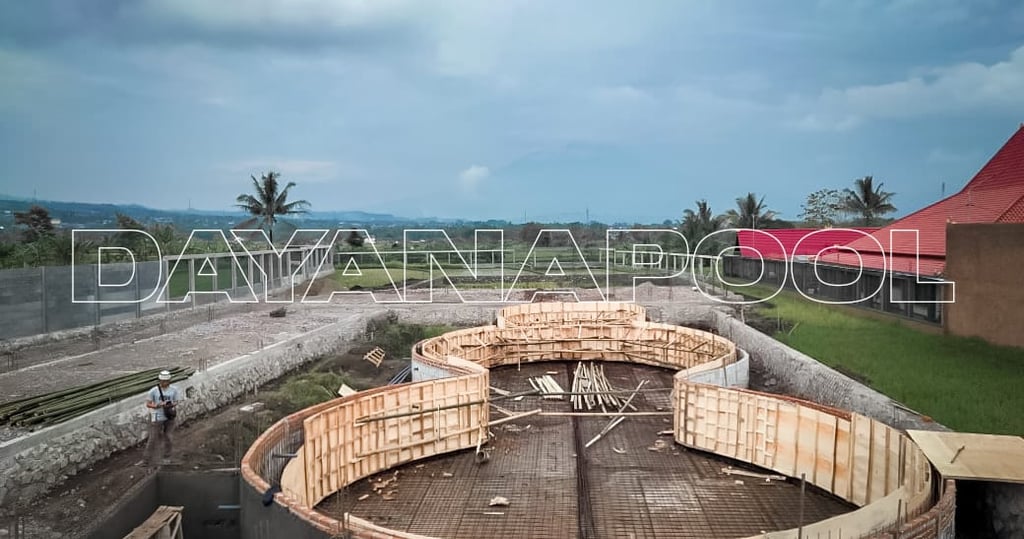proses pembangunan kolam renang berbentuk lingkaran.