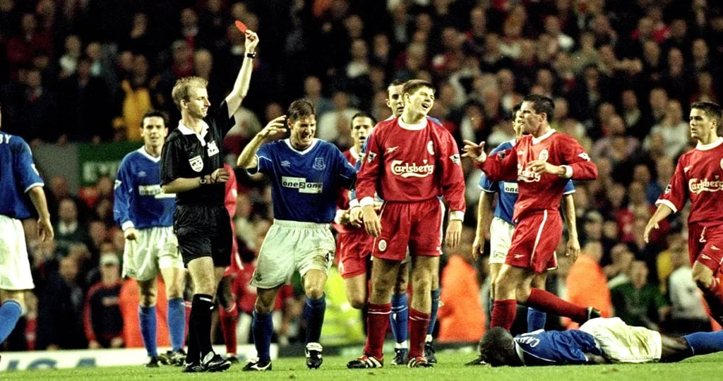 Fans von Liverpool und Everton beim Merseyside Derby im Stadion