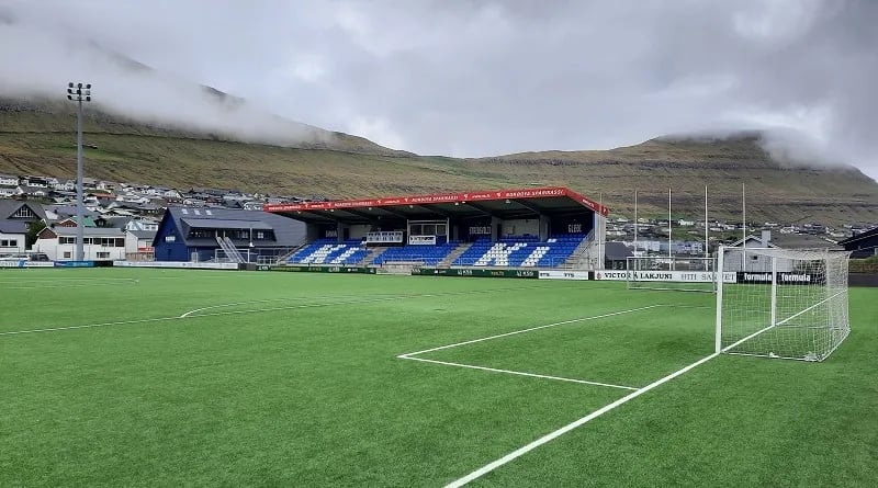 Við Djúpumýrar Stadion in Klaksvík von oben – eingebettet zwischen Bergen und Nordatlantik auf den Färöer-Inseln