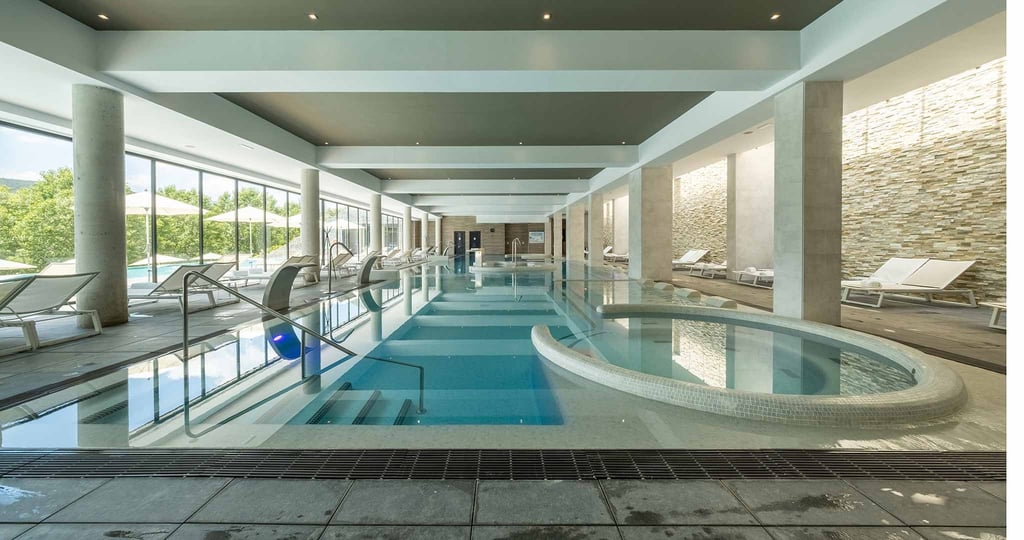 spa with jaccuzi and white pillars