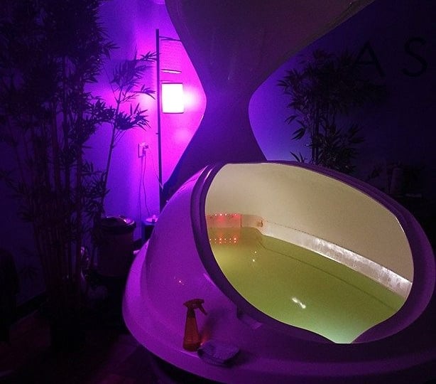 пециальной капсул с водой в комнате с мягким освещением. Такая капсула используется для релаксацирел