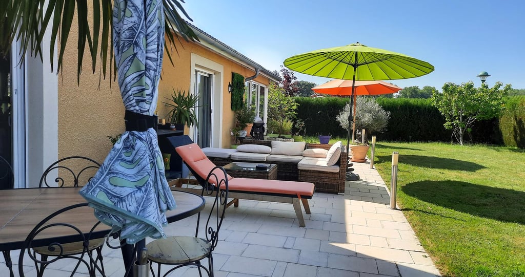 terrasse au bord de la piscine