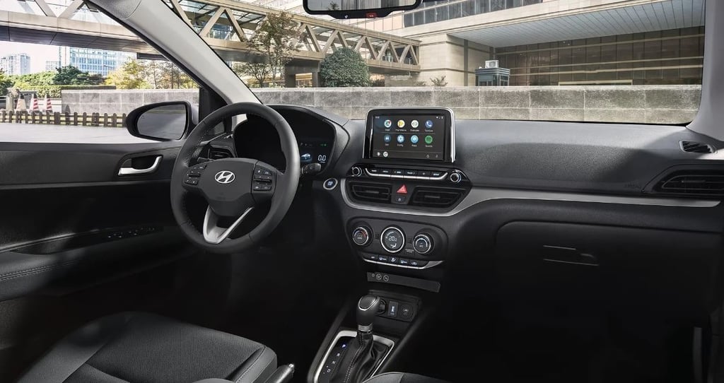 Interior do Hyundai HB20 2025 com central multimídia e painel digital