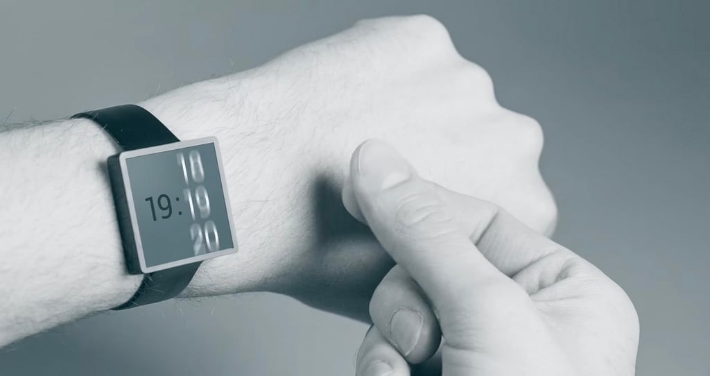 Image de la première vidéo de présentation de Soli, un homme contrôle l’heure par un geste sans cont