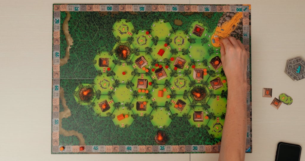 Stalo žaidimo lenta virš kurios ranka laiko vaikštuką