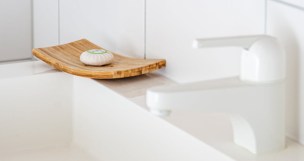 Modernes Hotelbadezimmer mit stilvoller Holzseifenschale und hochwertiger Ausstattung.