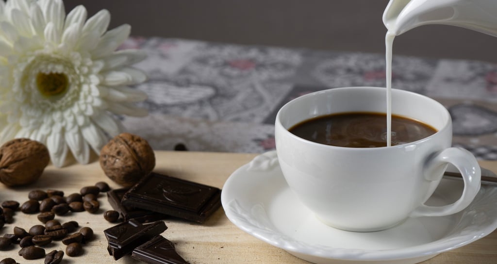 Professionelle Café Fotografie mit Kaffee, Milch und Schokolade in natürlichem Licht
