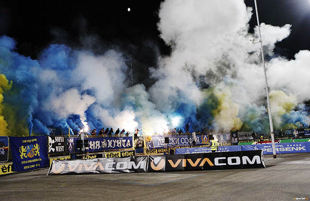 Levski Sofia Fans im Heimblock des Georgi-Asparuhov-Stadions – blau gekleidet, mit Fahnen, Bannern und lautstarkem Support wä