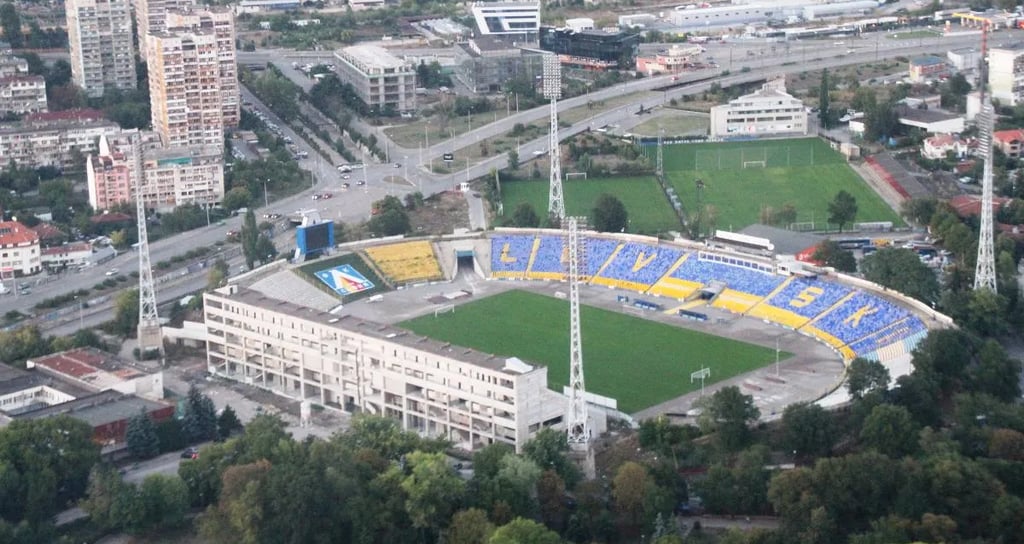 Blick auf das Georgi Asparuhov Stadion in Sofia, Heimat von Levski Sofia, mit Fans auf den Tribünen und Spielfeld im Mittelpu