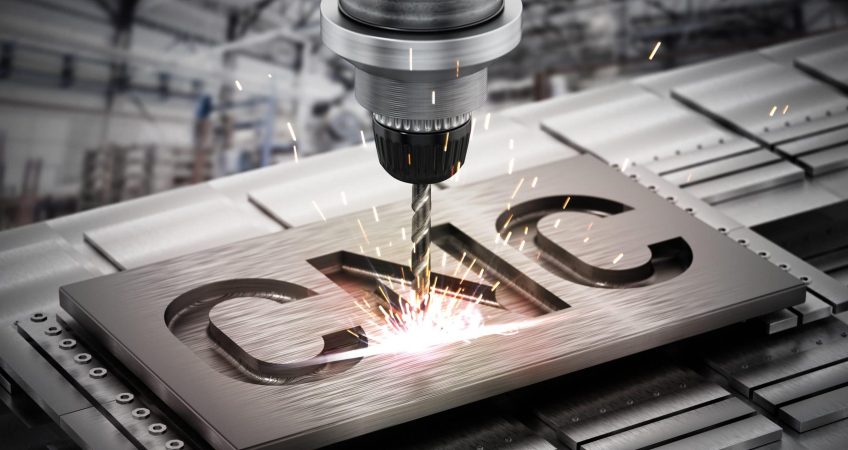 Maszyna CNC obrabia metal