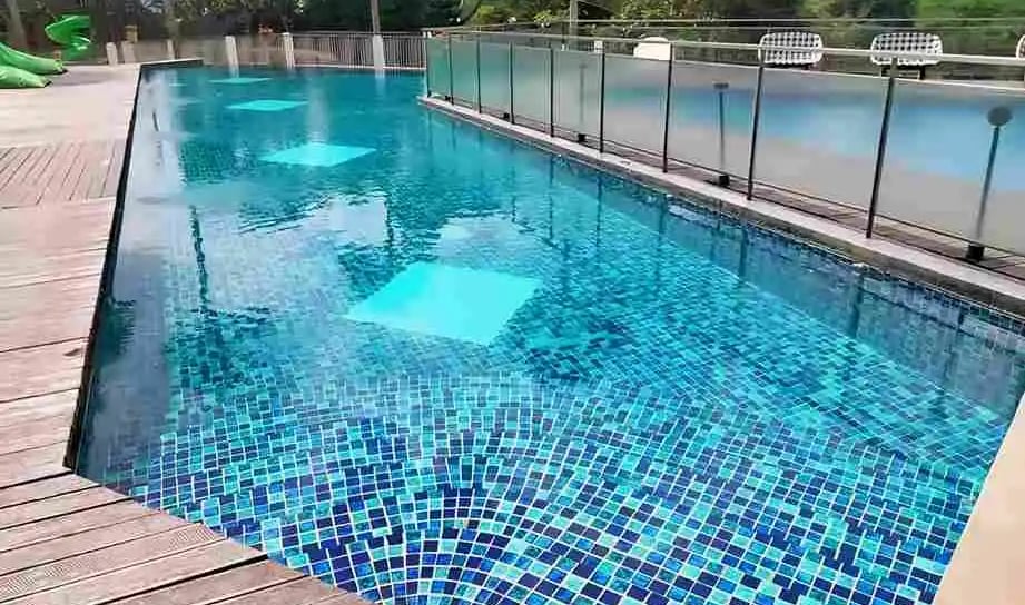 kolam renang di villa dengan keramik mozaik