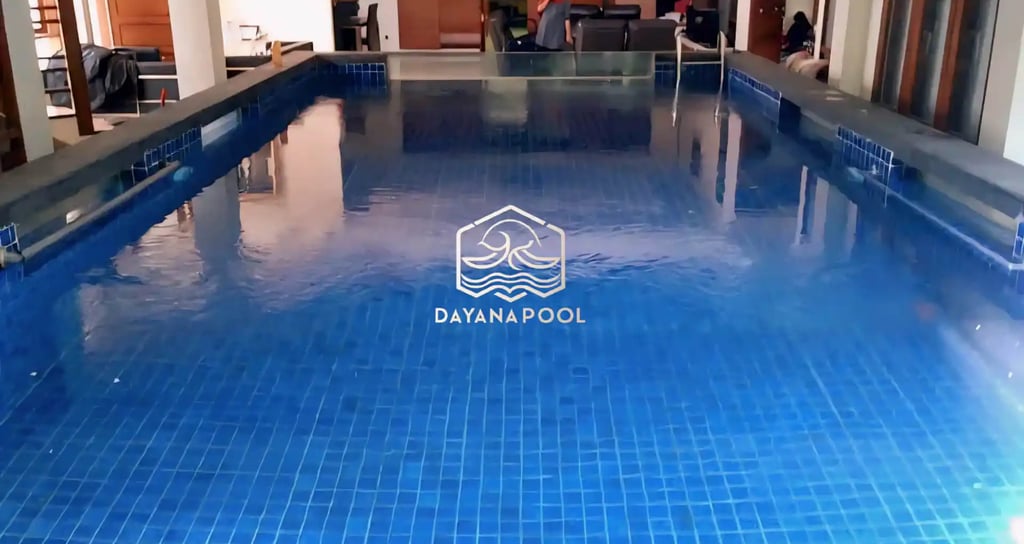 Suasana malam kolam renang air hangat di villa Karawang, lampu menyala.