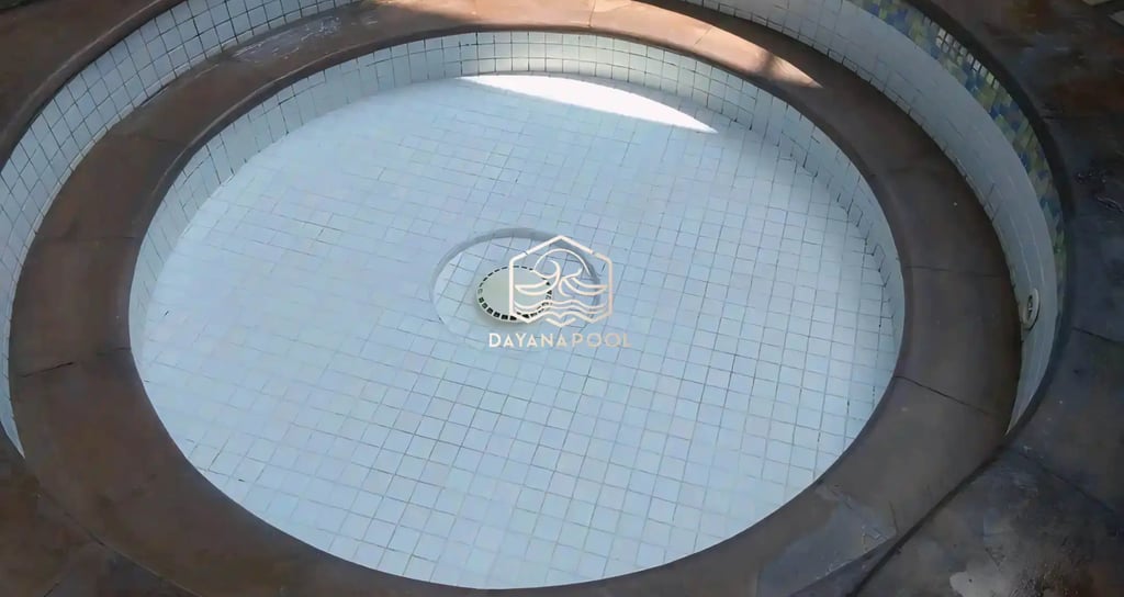 kolam jakuzzi berbentuk lingkaran dengan keramik berwarna putih