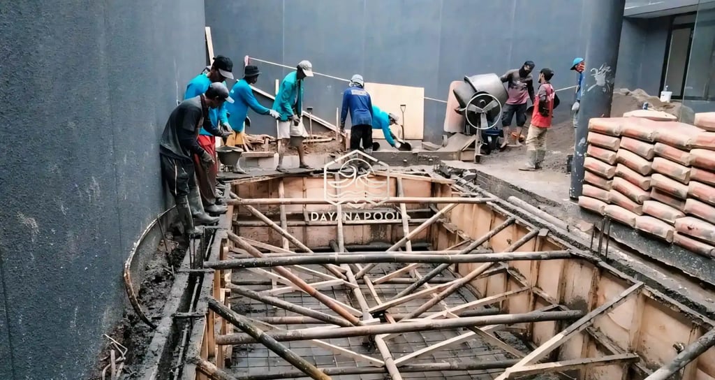 proses pengecoran kolam renang di halaman belakang rumah.