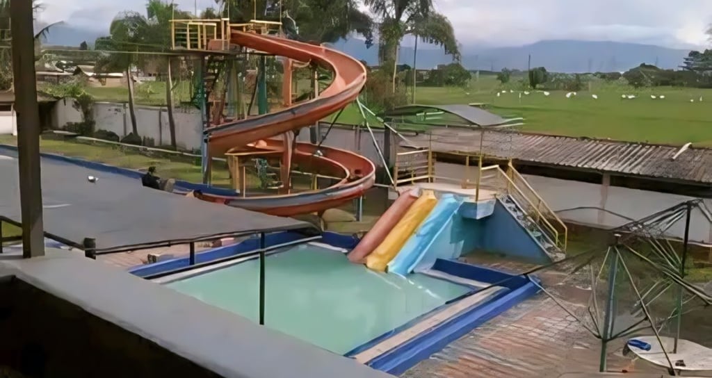 kolam renang anak lengkap dengan perosotan nya.