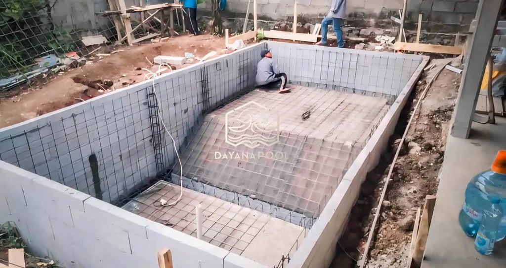pemasangan struktur dan gelaran kolam renang struktur beton.