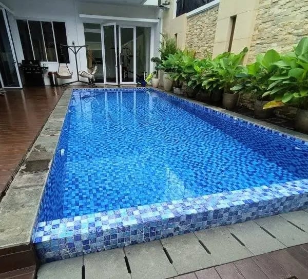 Kolam renang desain elegan di Kendal buatan dari tim dayanapool