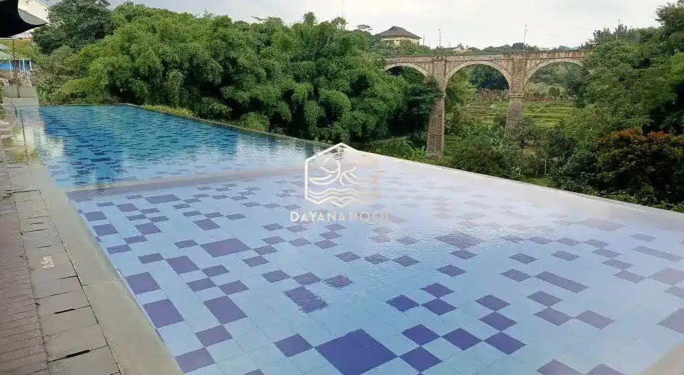 kolam renang minimalis dengan sistem over flow.