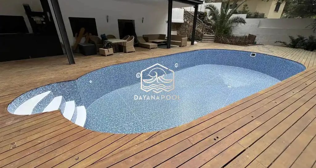 Suasana malam kolam renang air hangat di villa Kabupaten Bandung, lampu menyala.