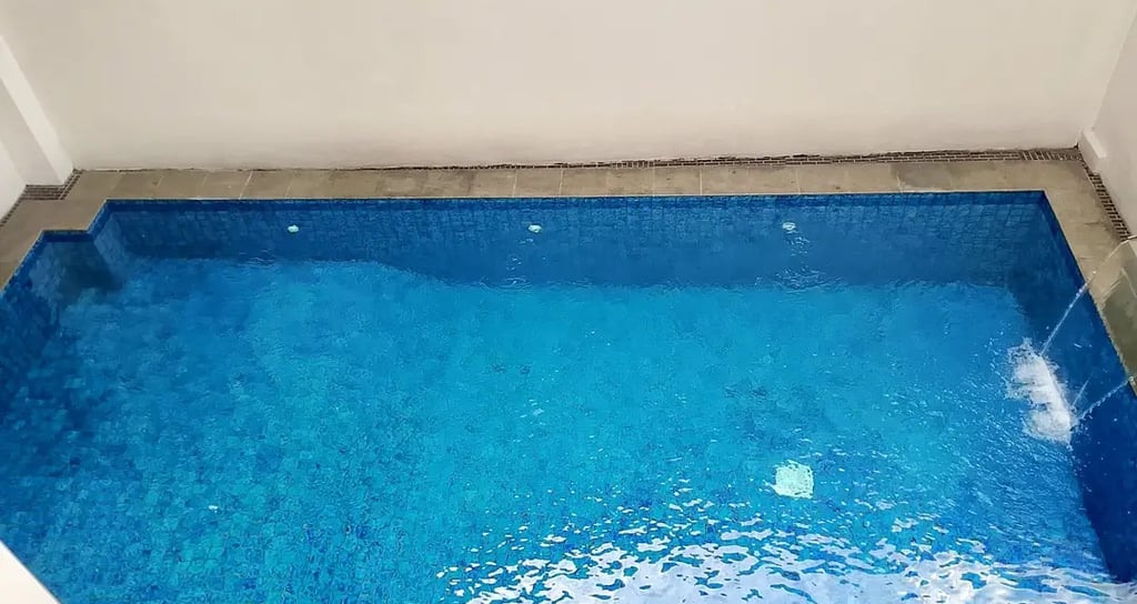 Kolam renang tepi overflow desain elegan dari Dayanapool